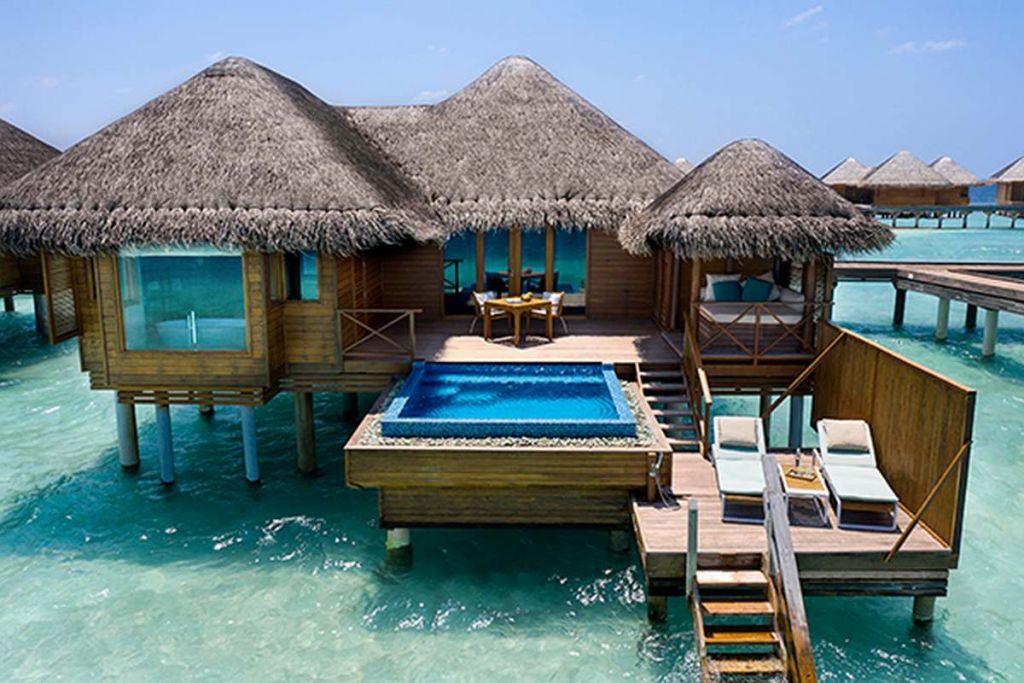 Lagoon bungalow with pool