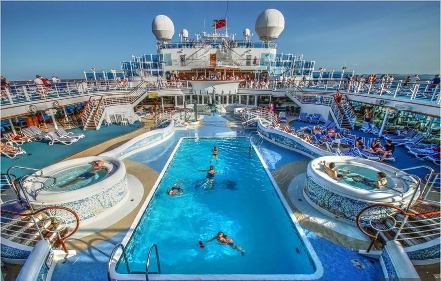 Бассейн на лайнере "Sapphire Princess "